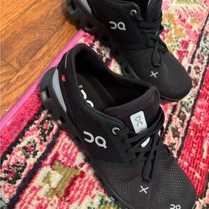 Oncloud tennis shoes. Worn once, like new condition